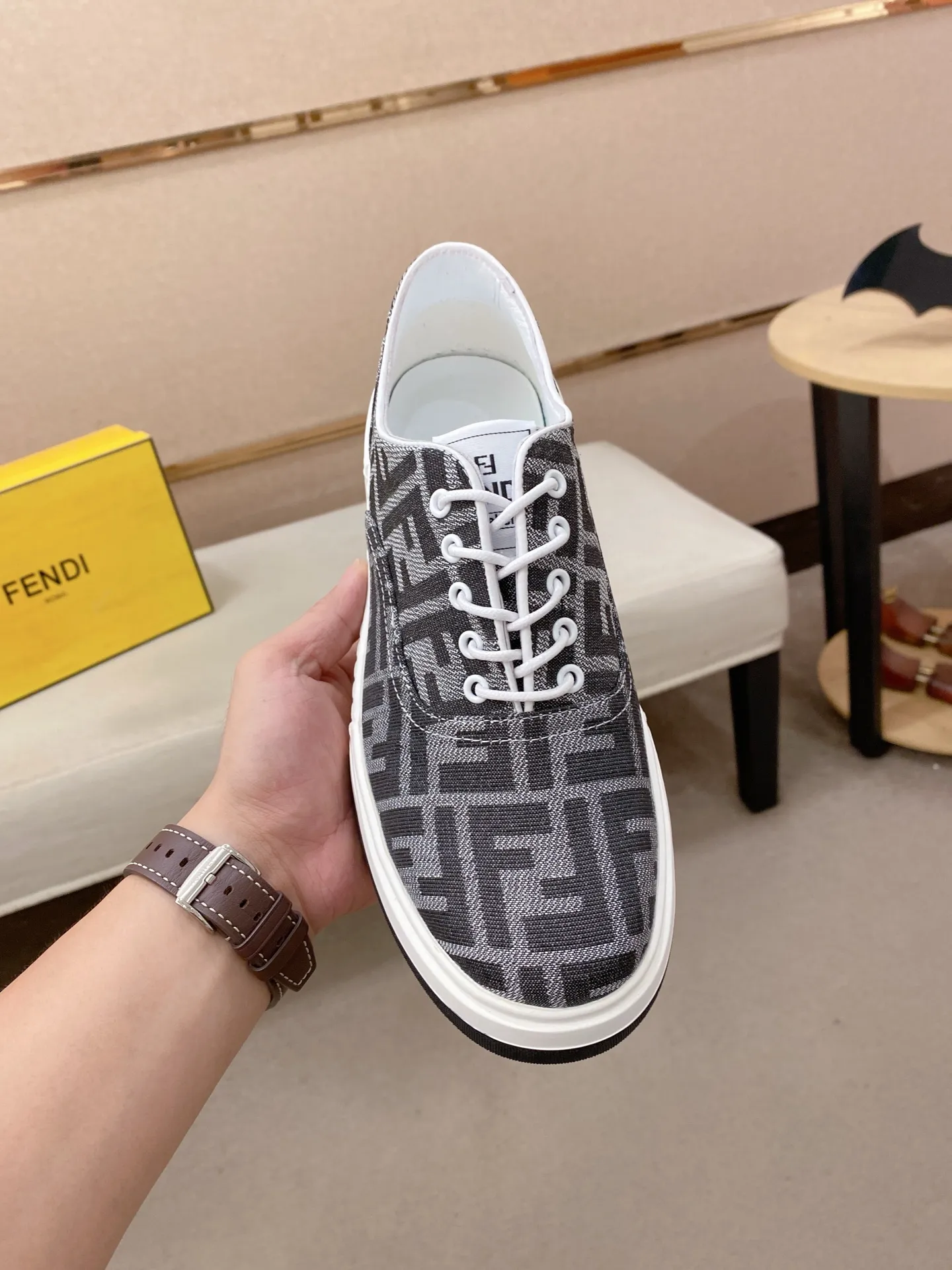 Men's shoes 💰 420💰 (FENDI) New high-top 👊🏻 upper 🇮🇹 imported cowhide fabric 🇩🇪 lining imported sheepskin lining. The original outsole is molded to highlight the identity of every man, and the upper foot is stable and stable🚶🏻🚶🏻The high-end custom counters reproduce the original version📯No matter the wind or rain, the shoe last remains unchanged and can withstand the verification of time🔍️,🔵 Size: 38-44 (45 is custom-made and cannot be returned or exchanged